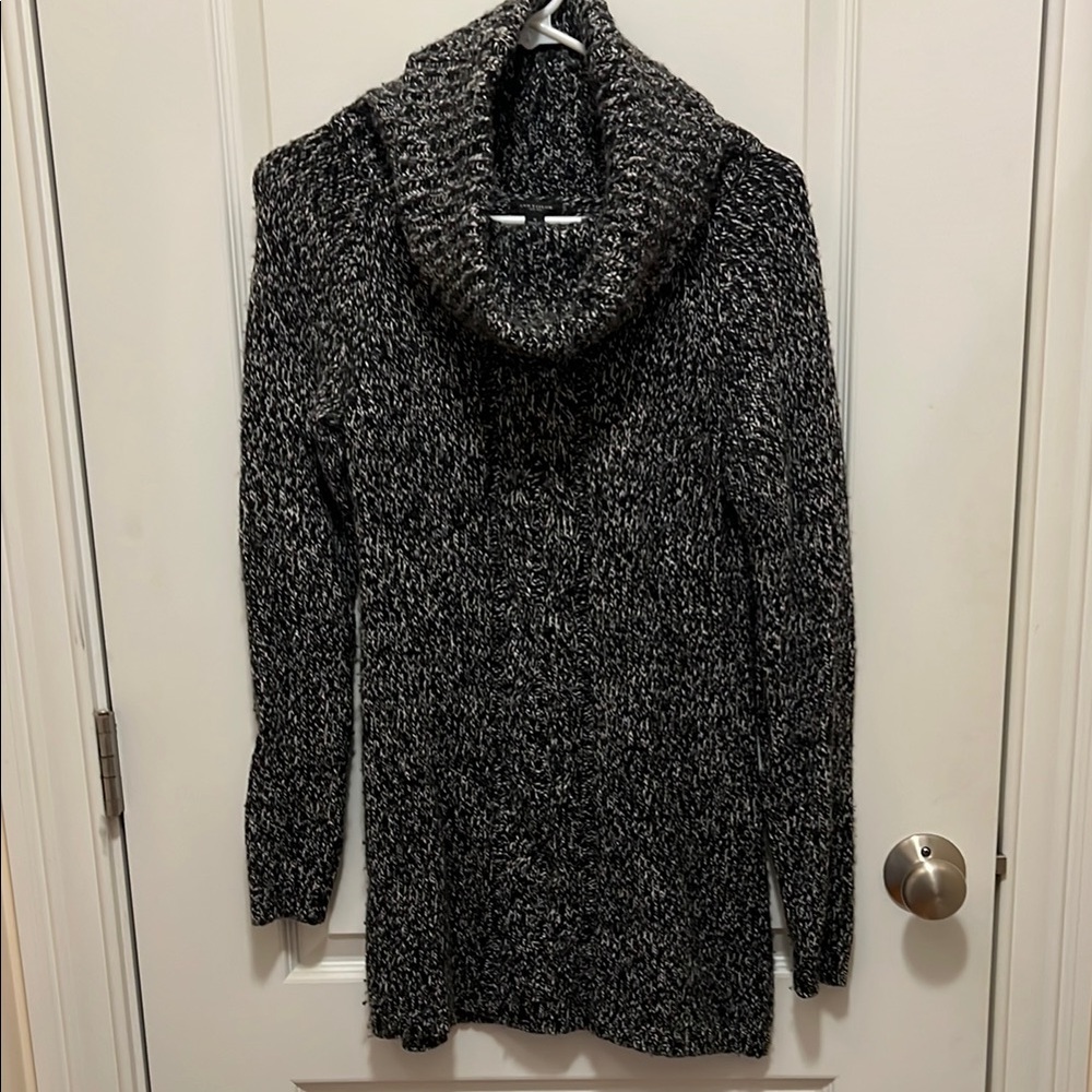 Ann Taylor Women's Black and White Sweater